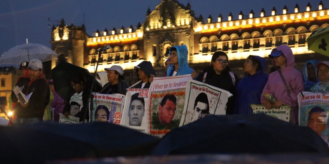 Padres de los 43 de Ayotzonapa marchan en CDMX