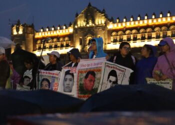 Padres de los 43 de Ayotzonapa marchan en CDMX