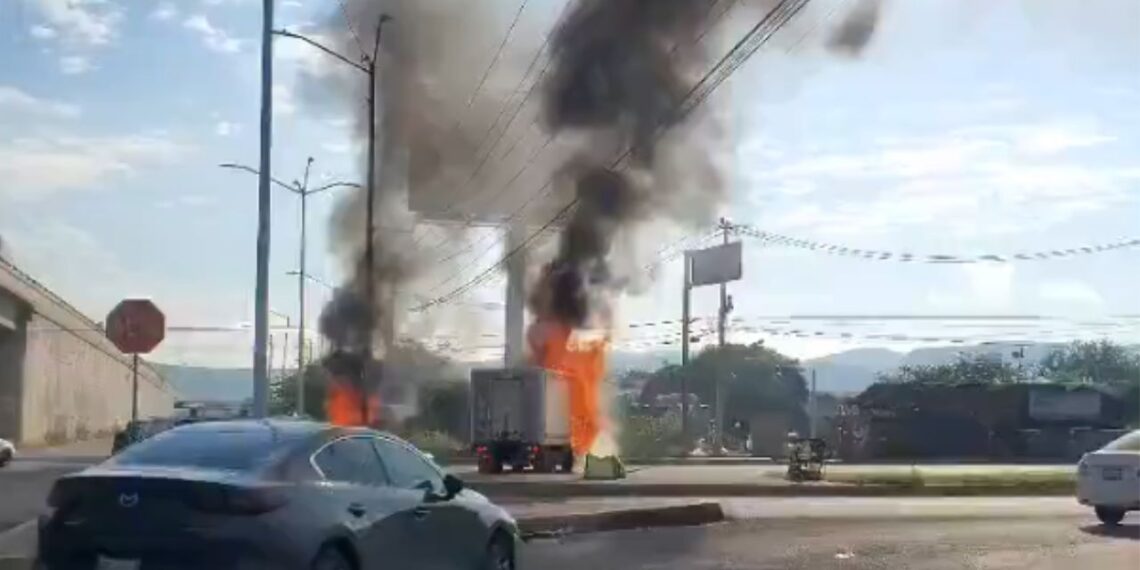 Bloqueos y balaceras siguen en Sinaloa: dejan sin clases a 4 municipios