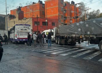 Tráiler impacta contra camión de pasajeros en Circuito Interior; varios lesionados
