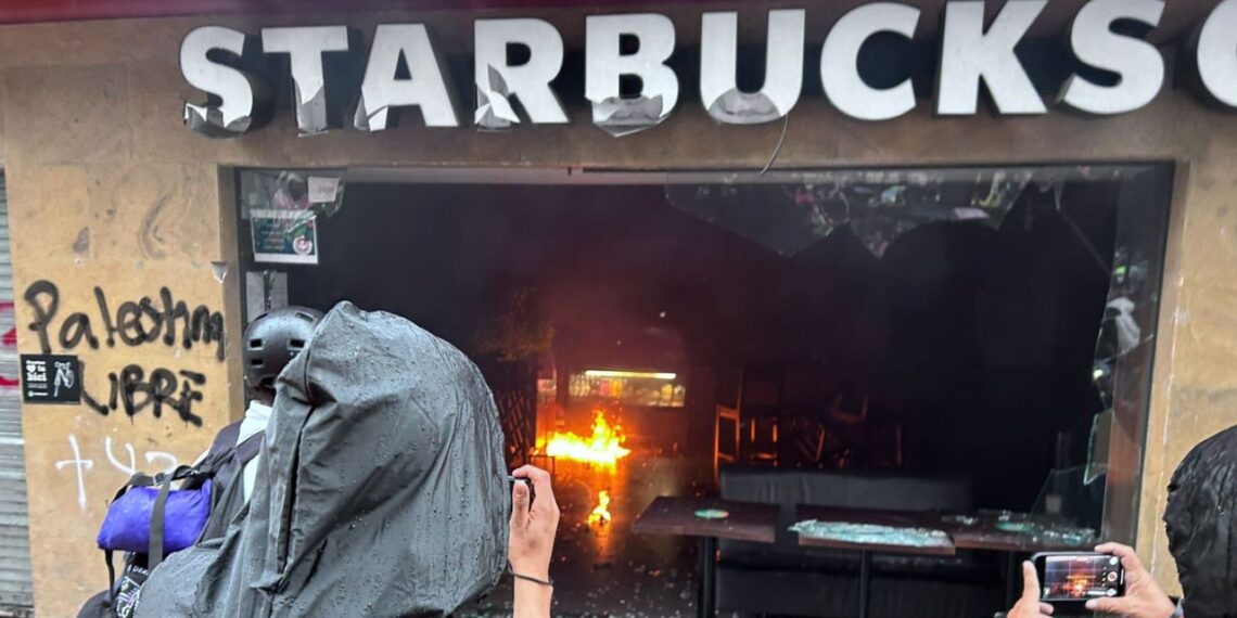 Ayotzinapa 10 años: Encapuchados realizan pintas y destrozos en comercios