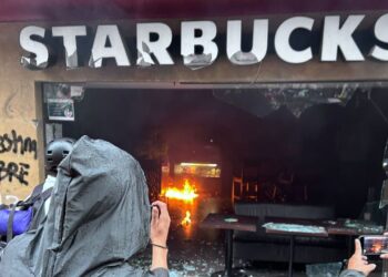 Ayotzinapa 10 años: Encapuchados realizan pintas y destrozos en comercios