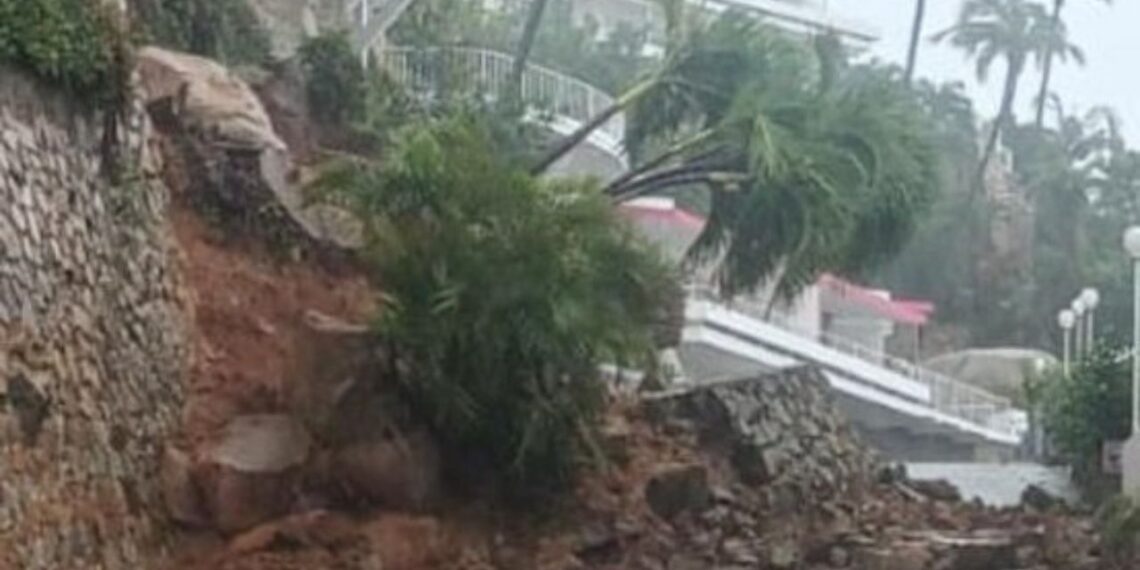 Se cae parte de la estructura del famoso hotel Las Brisas en Acapulco
