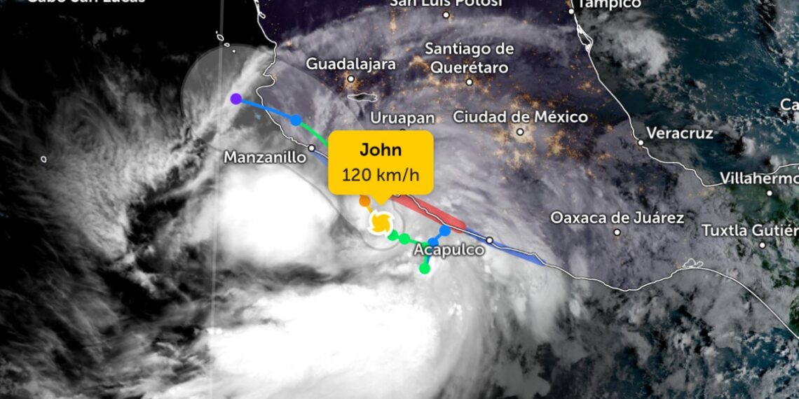 ‘John’ recobra fuerza a huracán categoría 1 y amenaza con inundaciones