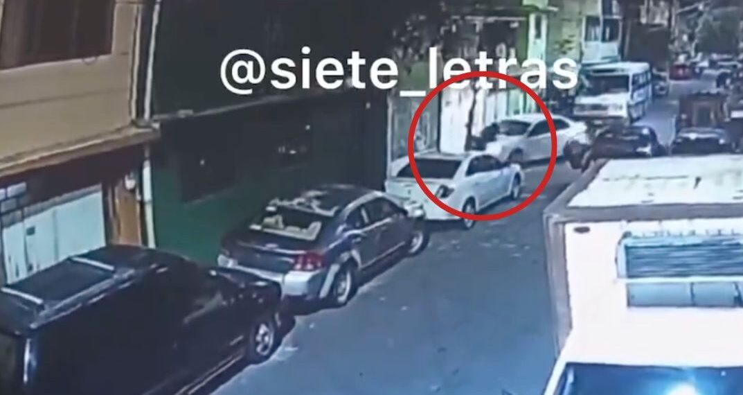 Conductor frustra robo de auto en Azcapotzalco al arrollar al ladrón
