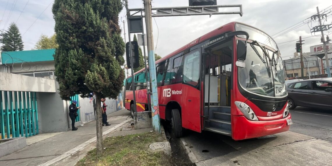 Se registra accidente de unidad del Metrobús en Iztacalco; no se reportan heridos