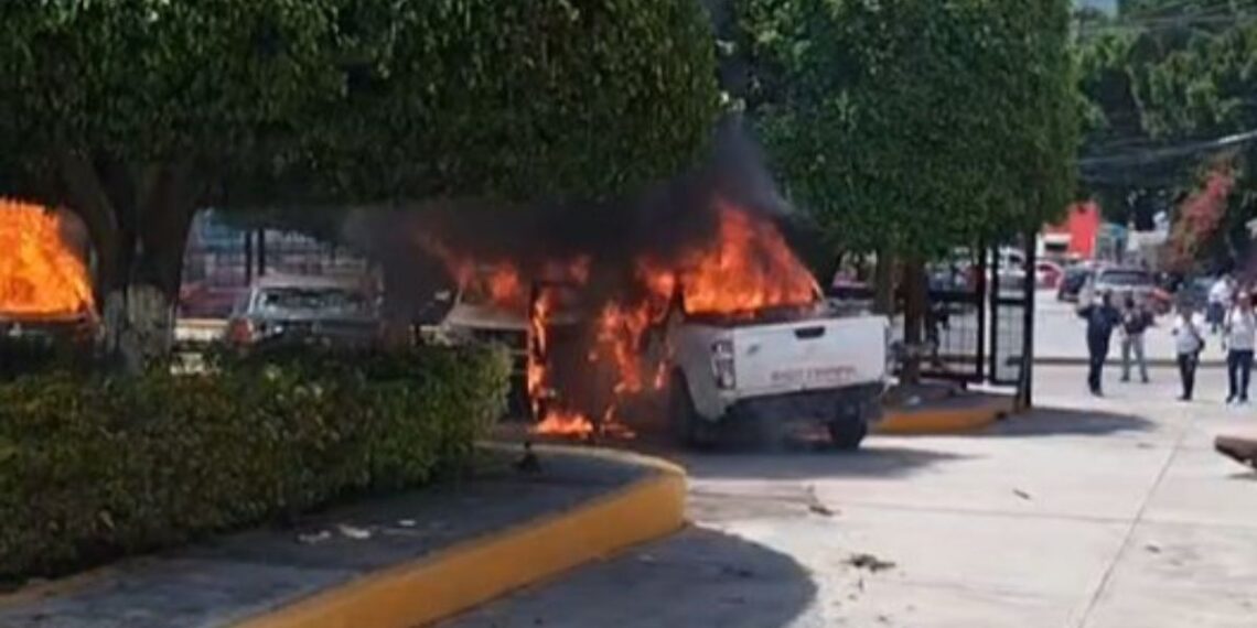 Normalistas vandalizan e incendian vehículos en el Congreso de Guerrero