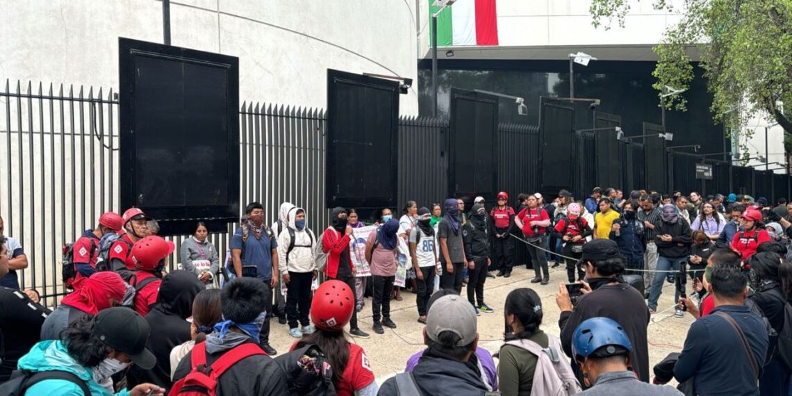 Normalistas de Ayotzinapa lanzan petardos al Senado durante protestas