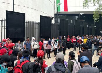 Normalistas de Ayotzinapa lanzan petardos al Senado durante protestas