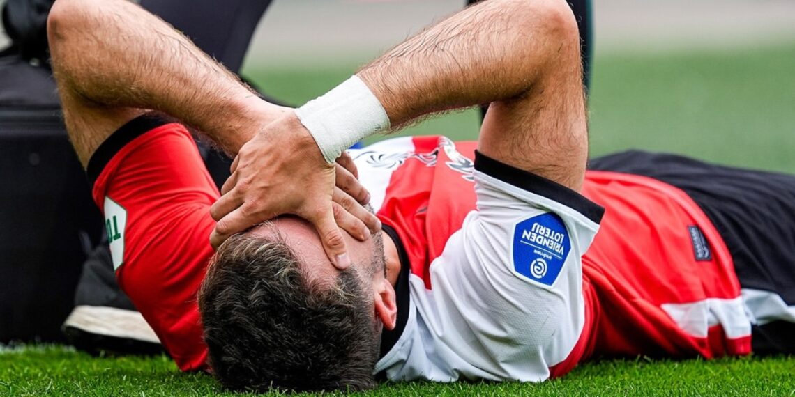 Feyenoord se queda sin Santiago Giménez por 3 meses