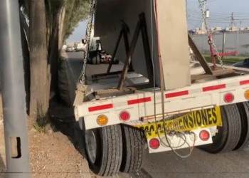 Tráiler con trabe de concreto queda varado en Eje 5 Sur, en Iztapalapa