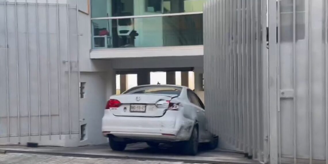 Auto choca, se da a la fuga y termina dentro de inmueble en la Benito Juárez