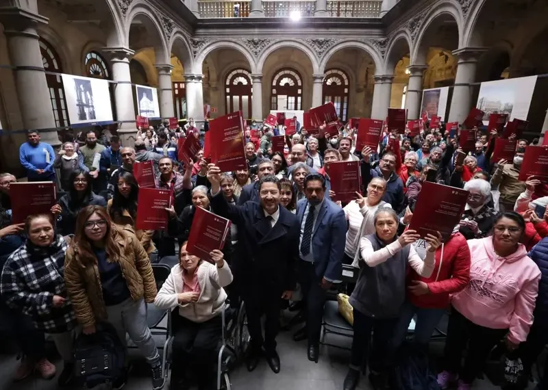 Cierro trabajando: Batres entrega escrituras de propiedades en Tlalpan