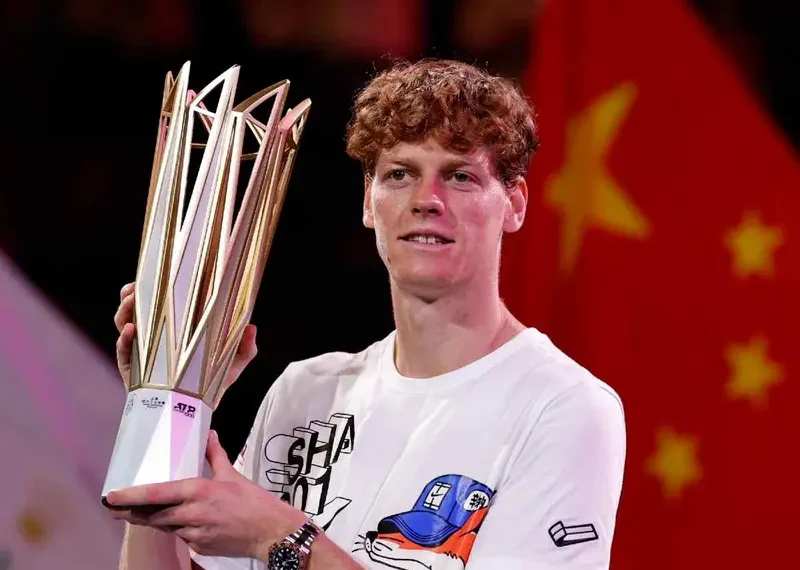 Sinner gana la final de Shanghái a Djokovic en medio del escándalo de dopaje