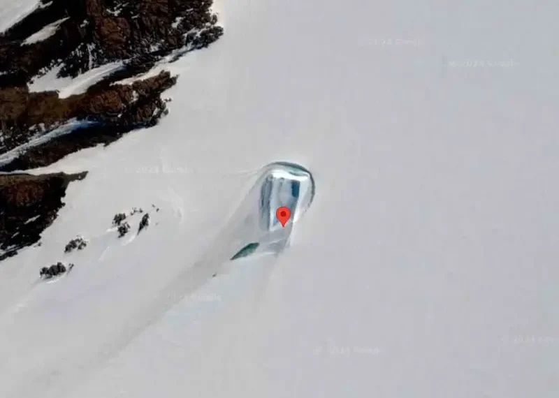 Descubren una misteriosa ‘puerta’ en medio de la Antártida en Google Maps