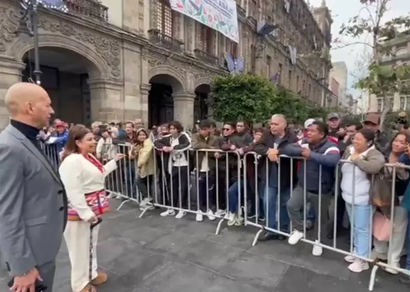 Cientos de personas ‘desbordan’ el módulo de Atención Ciudadana en el Zócalo CDMX