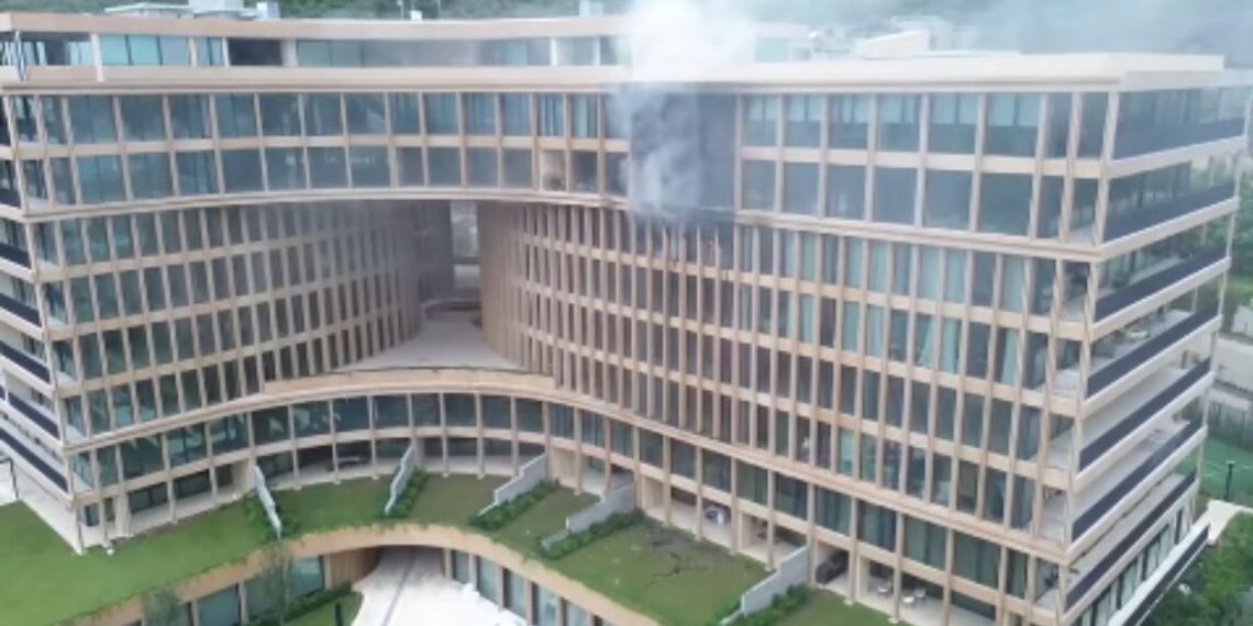 Incendio en departamentos de lujo “Akumal” obliga a desalojar a 203 personas en NL