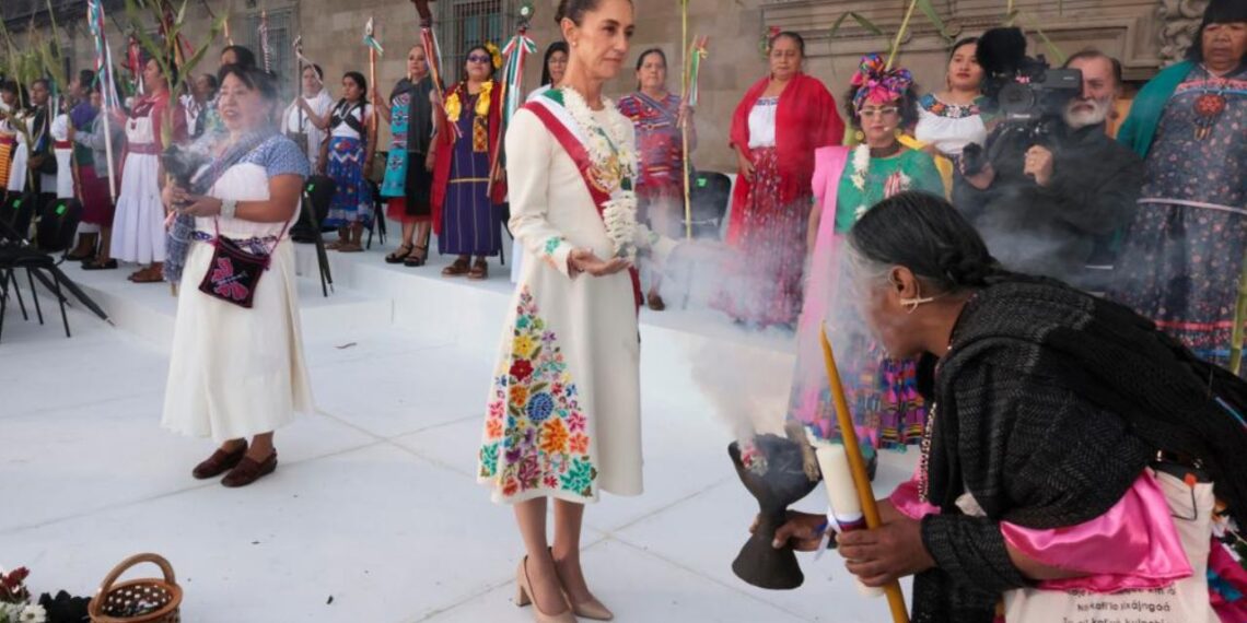 Claudia Sheinbaum recibe bastón de mando y asume 100 compromisos