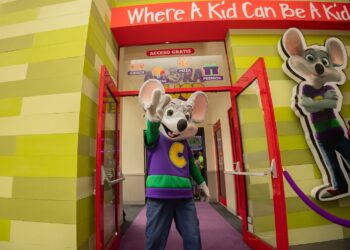 CHUCK E. CHEESE se reinventa y presenta su campaña “ahora mejor que nunca”