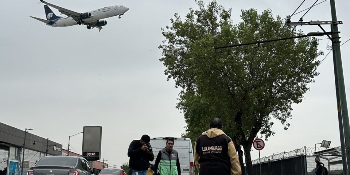 Muere hombre atropellado por camión de transporte público frente a metro Hangares