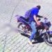 Indigna video de motociclista que arrastra a un perrito atado del cuello en Jalisco