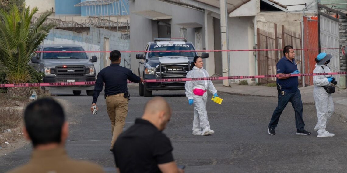 Asesinan a subcomandante de la FGE al salir de su casa en Tijuana