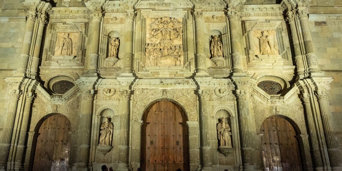 Gobierno de Oaxaca e Iberdrola México iluminan la Catedral Metropolitana con tecnología de vanguardia