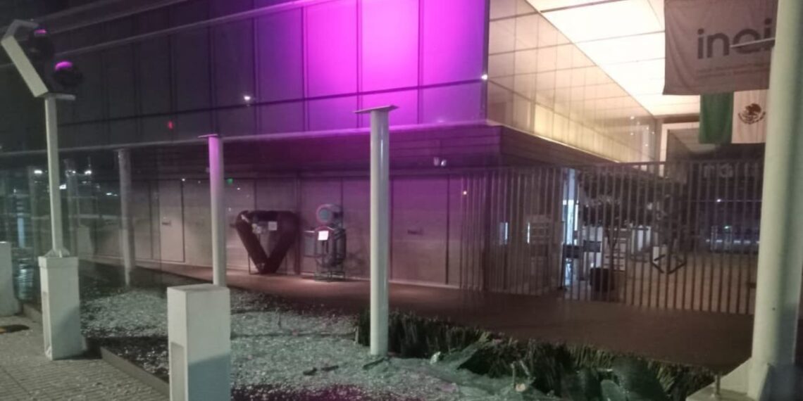 Vandalizan sede del INAI; Claudia Sheinbaum pide investigar