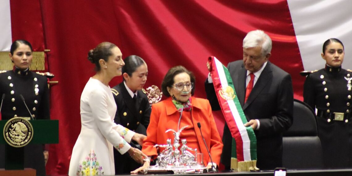 Ifigenia Martinez le entrega la banda presidencial a Sheinbaum