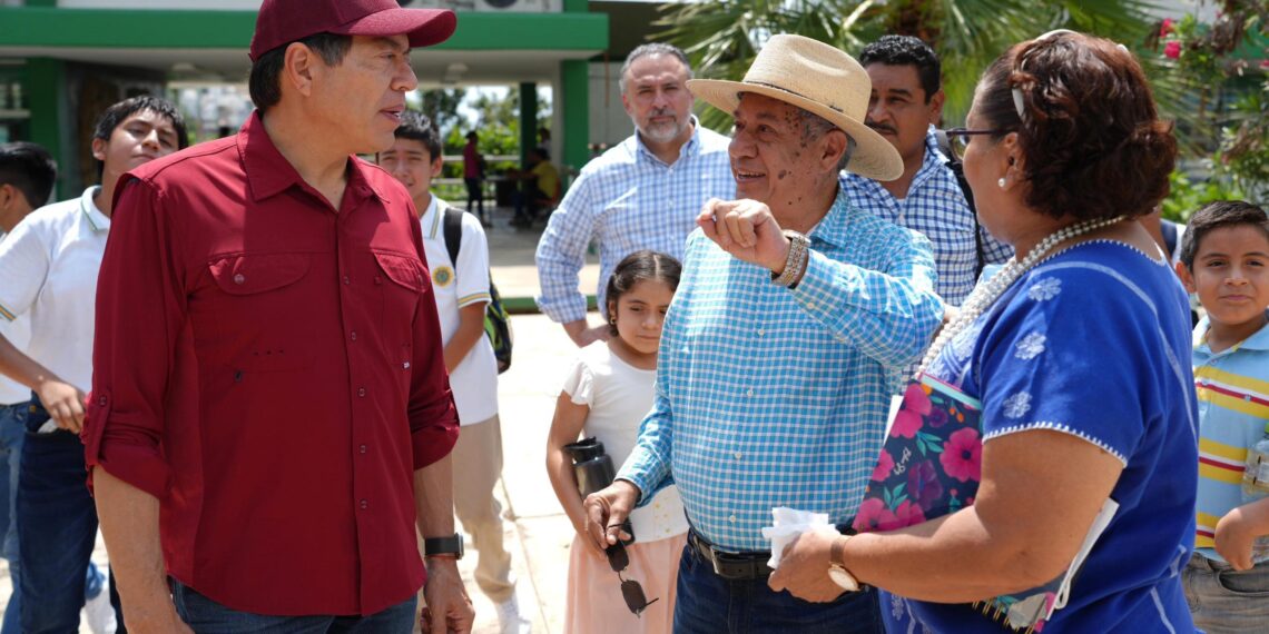Encabeza titular de la SEP brigadas de limpieza en escuelas de Acapulco tras paso del huracán John