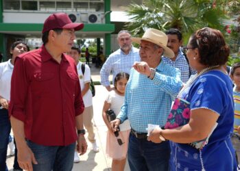 Encabeza titular de la SEP brigadas de limpieza en escuelas de Acapulco tras paso del huracán John
