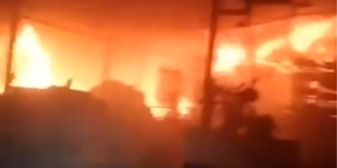 Bomberos controlan incendio en fábrica en Álvaro Obregón