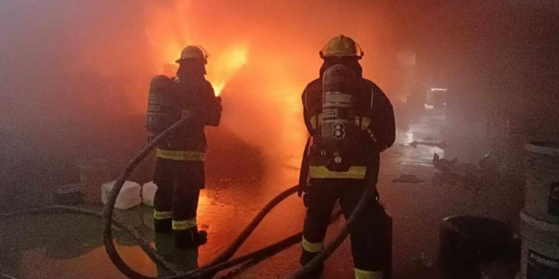 Incendio en fábrica de aceites moviliza a bomberos en San Andrés Cholula