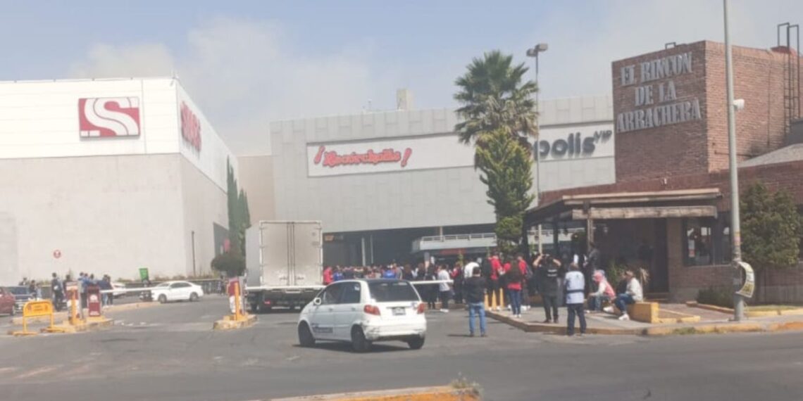 Desalojan Plaza las Américas en Ecatepec por fuerte incendio