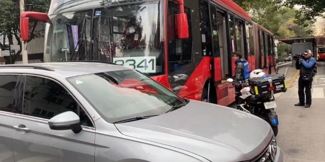 Metrobús choca contra camioneta que se pasa el alto en Eje 4; al menos 10 heridos