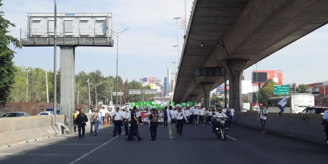 Marcha de transportistas y comerciantes en Naucalpan causa caos en Periférico Norte