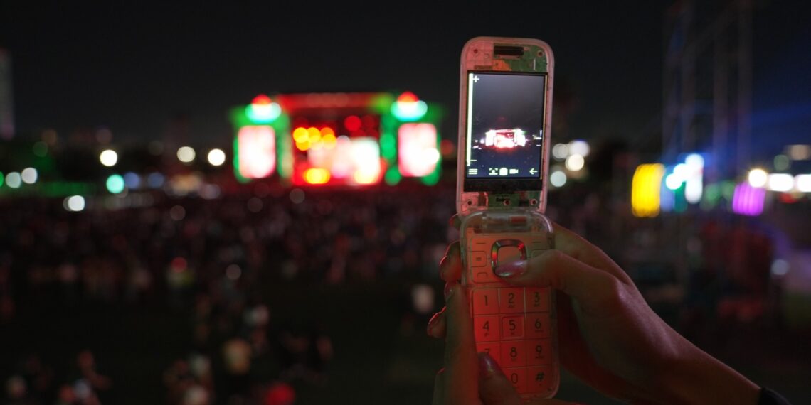 ¡Adiós a los celulares durante conciertos! Heineken pide guardar los teléfonos durante festival