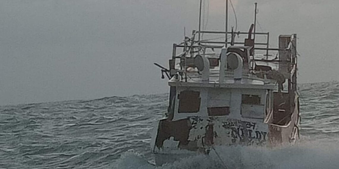 Localizan a 4 de 15 pescadores extraviados tras el paso de Milton en Yucatán