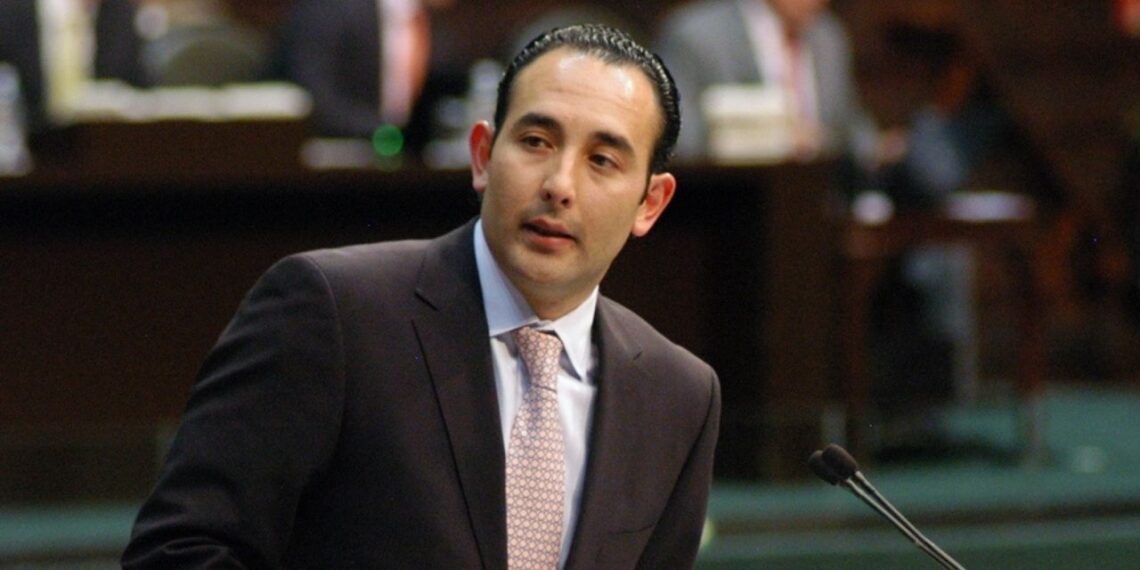 Roberto Gil Zuarth levanta la mano para ir por candidatura a ministro de la SCJN