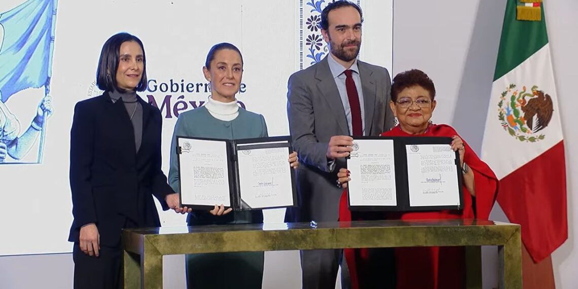 Sheinbaum firma decreto que devuelve CFE y PEMEX al pueblo; anuncia reforma ferroviaria