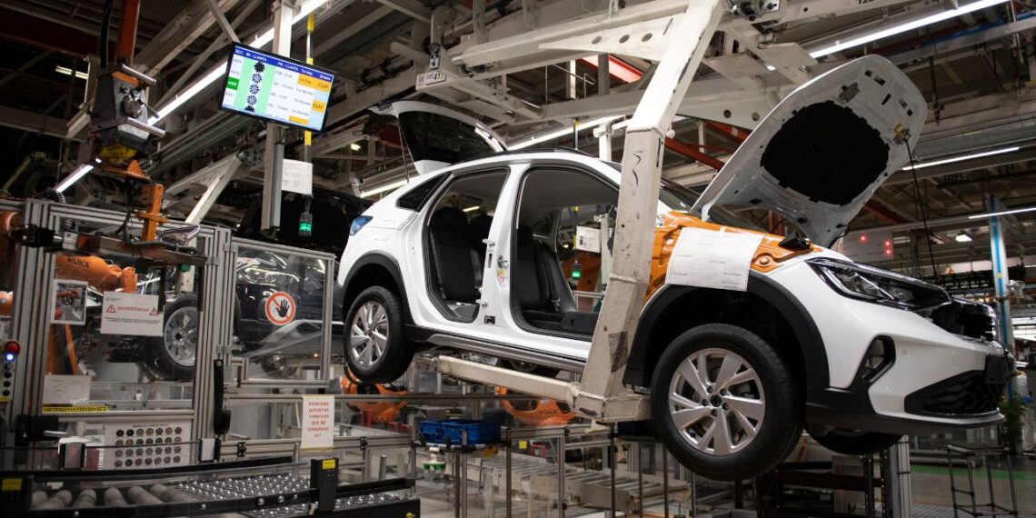 Volkswagen va a cerrar 3 fábricas en Alemania y suprimir “decenas” de miles de empleos
