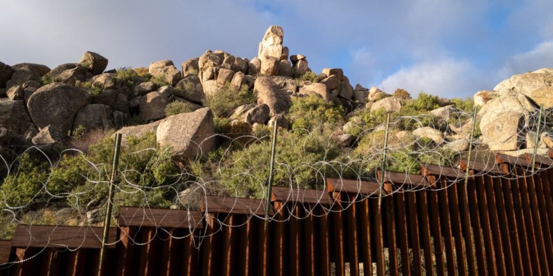 EUA endurece las restricciones al asilo en frontera con México