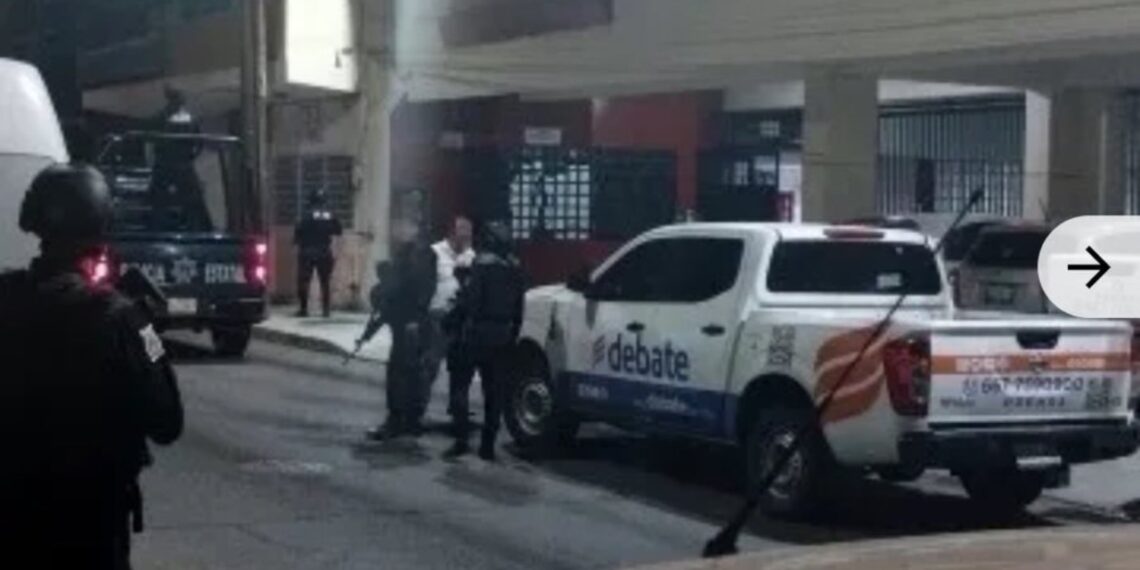 Balean instalaciones de El Debate en Culiacán
