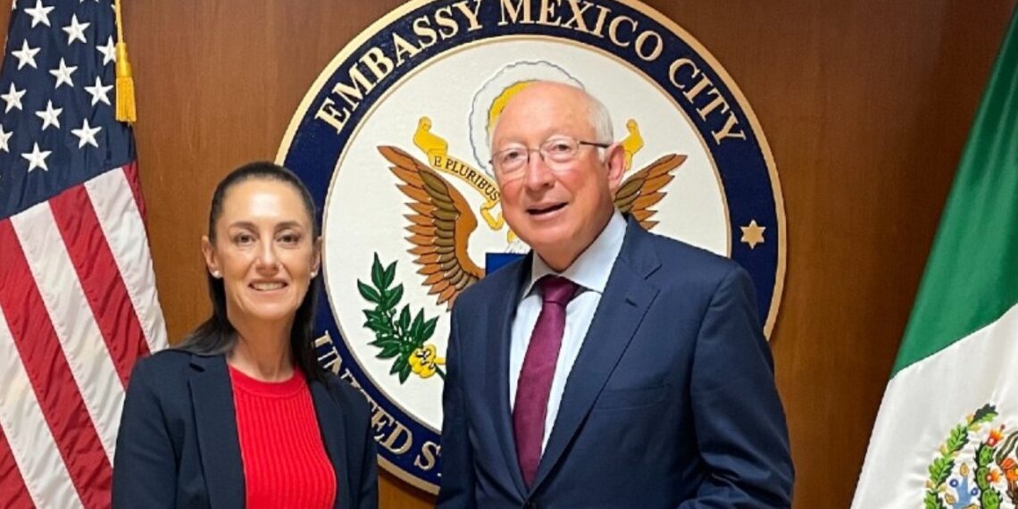 Cambia Sheinbaum relación con el embajador Ken Salazar y lo manda a Cancillería