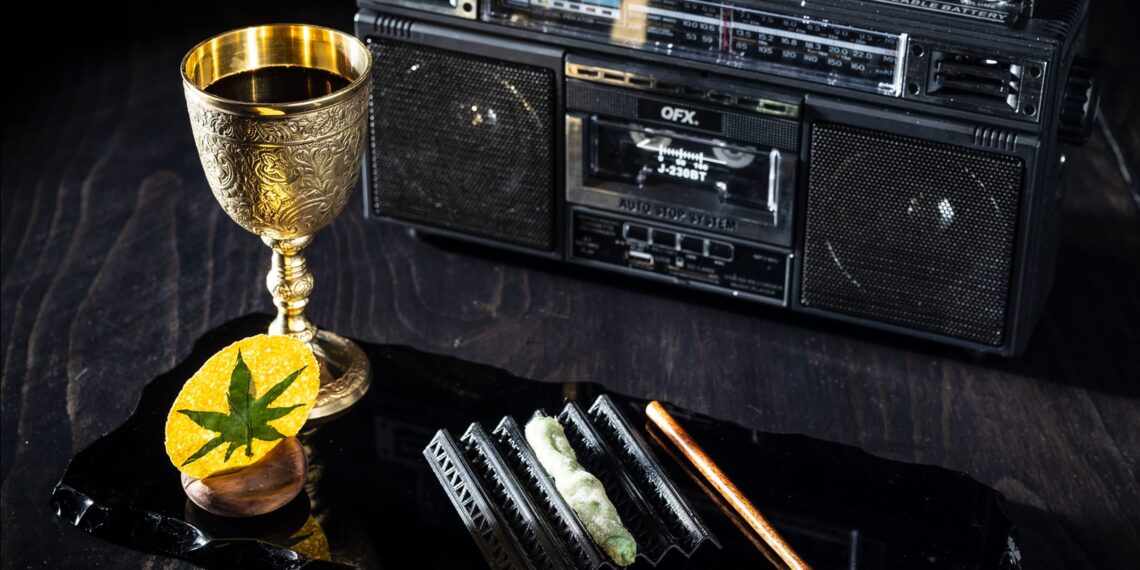 Durante el último año experimentamos grandes acontecimientos en el sector cripto, desde el halving de Bitcoin, pasando por la aprobación de fondos en bolsa (ETFs) de BTC y ETH, hasta las subidas y bajadas en los precios debido a los movimientos económicos internacionales.   Esto ha creado mayor interés por la industria a nivel mundial y México no fue la excepción, a pesar (o tal vez debido a esto) de ser una región con altos índices de desbancarización y desigualdad en el acceso a los servicios financieros. Actualmente, el país ocupa el lugar 14 de los países con la mayor adopción de cripto a nivel mundial, subiendo dos posiciones con respecto a 2023. Esto va en línea con los datos del más reciente reporte “Panorama Cripto en América Latina” de Bitso, que reveló que el número de usuarios en México creció 15% interanual.  Ante este escenario, Bitso –la compañía de servicios financieros impulsados por cripto líder en América Latina– consultó cuáles son las búsquedas que las y los mexicanos hacen en línea alrededor de cripto, para entender los intereses que tiene la población mexicana sobre el sector y analizar los factores que los impulsan.   Las conversaciones en redes sociales (Facebook, X, YouTube, Instagram y TikTok) y motores de búsqueda en los últimos seis meses revelan datos interesantes. La consulta indica que 72% de las personas que buscan información acerca del sector cripto lo hacen por medio de la web en computadoras de escritorio y solo 28% lo hace por medio de su teléfono móvil [1].   ¿Qué buscan las y los internautas?  Sabemos que Bitcoin genera el mayor interés, por lo que no es una sorpresa que usuarios y usuarias, realicen búsquedas sobre esta criptomoneda. De acuerdo con el análisis que se llevó a cabo a través de herramientas especializadas, existen dos conversaciones principales:         Tendencia alcista de Bitcoin: Las y los cibernautas, están hablando sobre las tendencias alcistas que tiene la criptomoneda más popular. Por medio de gráficas, hacen análisis y proyecciones sobre su precio. Esta conversación se realizó en las siguientes plataformas y proporciones: 70% en TikTok, 20% en Facebook y 10% en X (Twitter).           Bitcoin como activo de refugio: Las y los mexicanos mencionaron en redes sociales cómo este activo puede proteger su patrimonio ante una crisis. En el análisis se mostró que están conversando sobre posibles problemas en la Reserva Federal de Estados Unidos (Fed) y la depreciación del peso, por lo que recomiendan hacer inversiones a largo plazo. Esta conversación se realizó principalmente en X con 60% de las menciones, 40% en TikTok y 10% en Facebook.     “Notamos un mayor interés de la población mexicana por resguardar e invertir su dinero en opciones que les permitan no solo cuidar su capital ante la volatilidad económica, sino también hacerlo crecer con el paso del tiempo. Cripto se encuentra en el centro de estos beneficios, con opciones de mediano plazo como los dólares digitales y de largo plazo como Bitcoin. Nos entusiasma el crecimiento que ha tenido el sector y ser un jugador clave para ofrecer acceso a estos servicios a cada vez más personas en Latinoamérica”, indicó Felipe Vallejo, director general de Bitso México.  Otro dato interesante que se encontró con los motores de búsqueda fue que durante la semana del 4 al 10 agosto, hubo un pico de búsquedas relacionadas con el tipo de cambio, ya sea de dólares o pesos, a Bitcoin. Estas búsquedas hacen sentido si recordamos que el martes 5 de agosto fue un día de mucha volatilidad debido a factores macroeconómicos y fluctuaciones en el mercado, lo que impactó directamente a los inversionistas a nivel mundial.    Esto indica que podría haber un mayor interés por parte de las personas en buscar opciones fuera de la banca tradicional para resguardar su dinero. En el caso de Bitcoin, por su naturaleza deflacionaria de oferta finita, su valor, en sentido contrario al dinero fiat, crece con el pasar del tiempo. En México, Bitcoin representa 55% de la composición de la cartera promedio y 30% de las compras en este país, de acuerdo con el reporte realizado por Bitso, lo cual habla del reconocimiento de su potencial como inversión.  México se ha convertido en un lugar de innovación e inclusión financiera con un creciente apetito por los nuevos jugadores fintech. En el caso de las criptomonedas, se observa un mayor impacto debido a que han revolucionado la manera en la que las personas manejan sus finanzas, cómo invierten  y cómo ahorran su capital. Y el interés continúa en crecimiento.