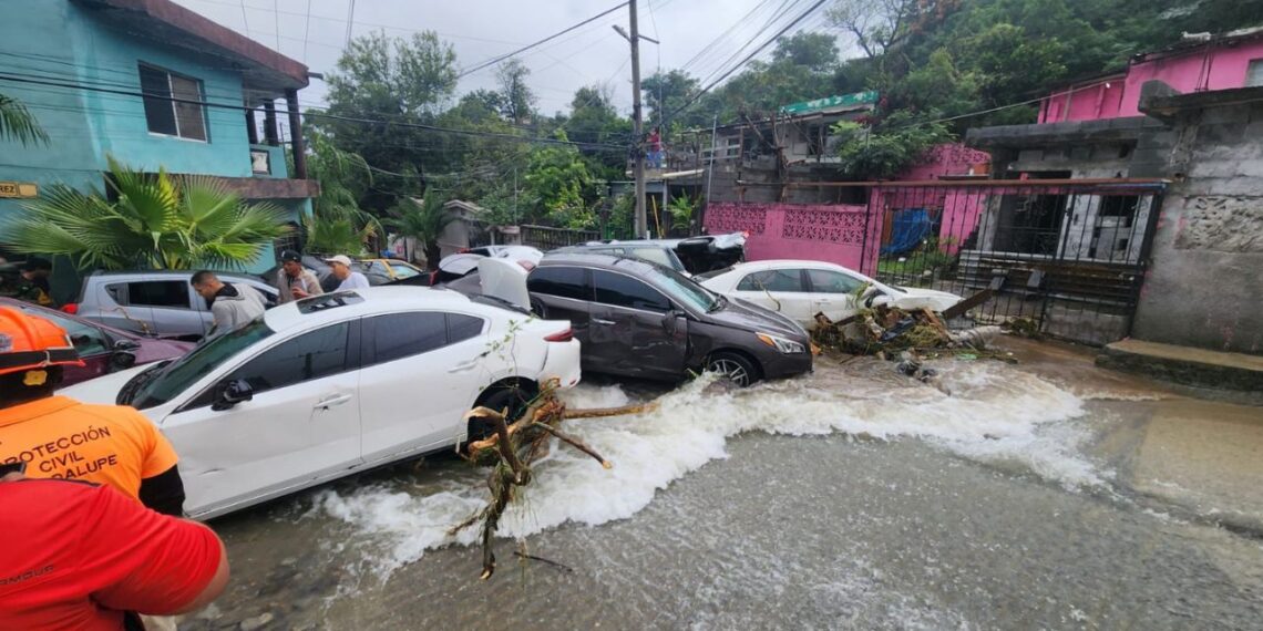 Intensas lluvias en Monterrey dejan 3 muertos