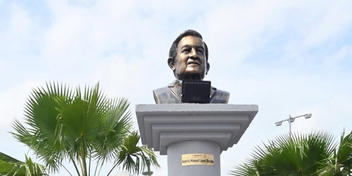 A pesar de que dijo que no, en Veracruz develan busto en honor a López Obrador