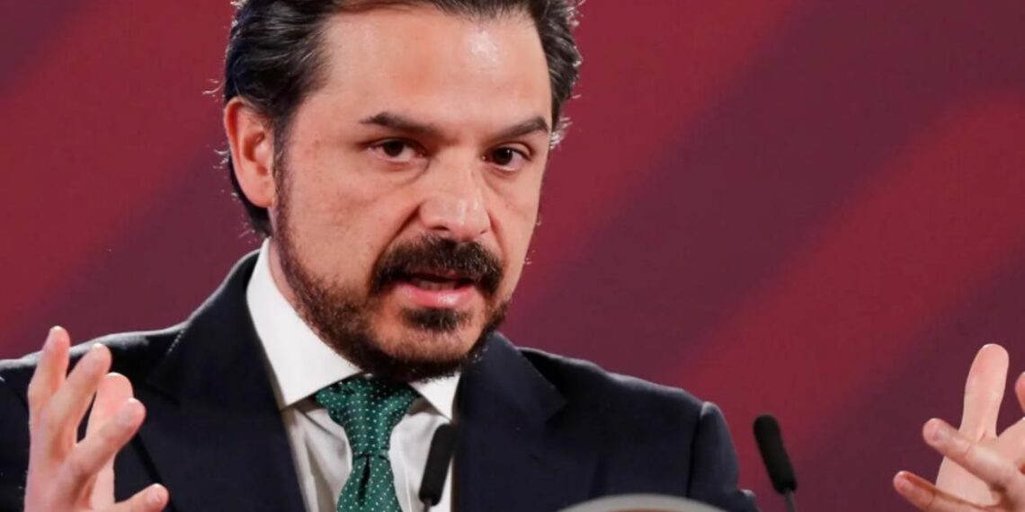 Zoé Robledo se mantiene en el IMSS