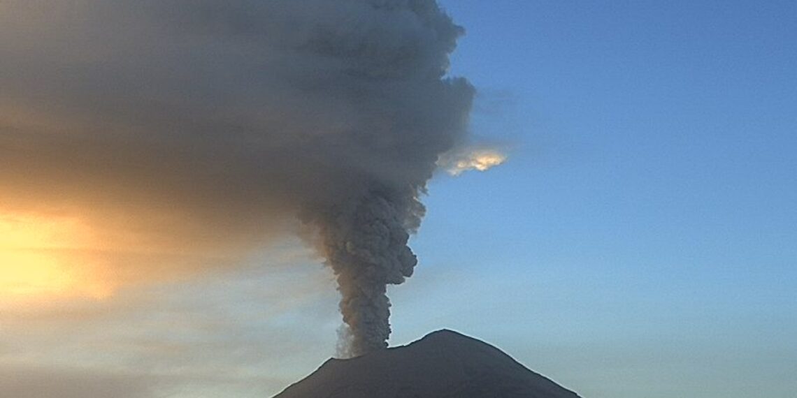 Suspende vuelos en aeropuerto de Puebla por caída de ceniza del Popocatépetl