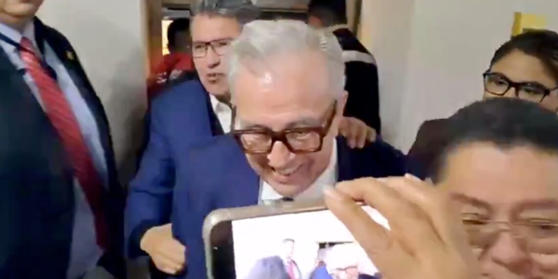 Elevador de San Lázaro se descompone y atrapa a Rubén Rocha, Monreal y otros